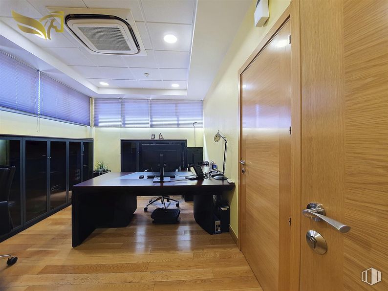 Office for sale at Calle Vega, Torrijos, Toledo, 45500 with door handle, desk, door, table, building, hall, interior design, flooring, television and floor around