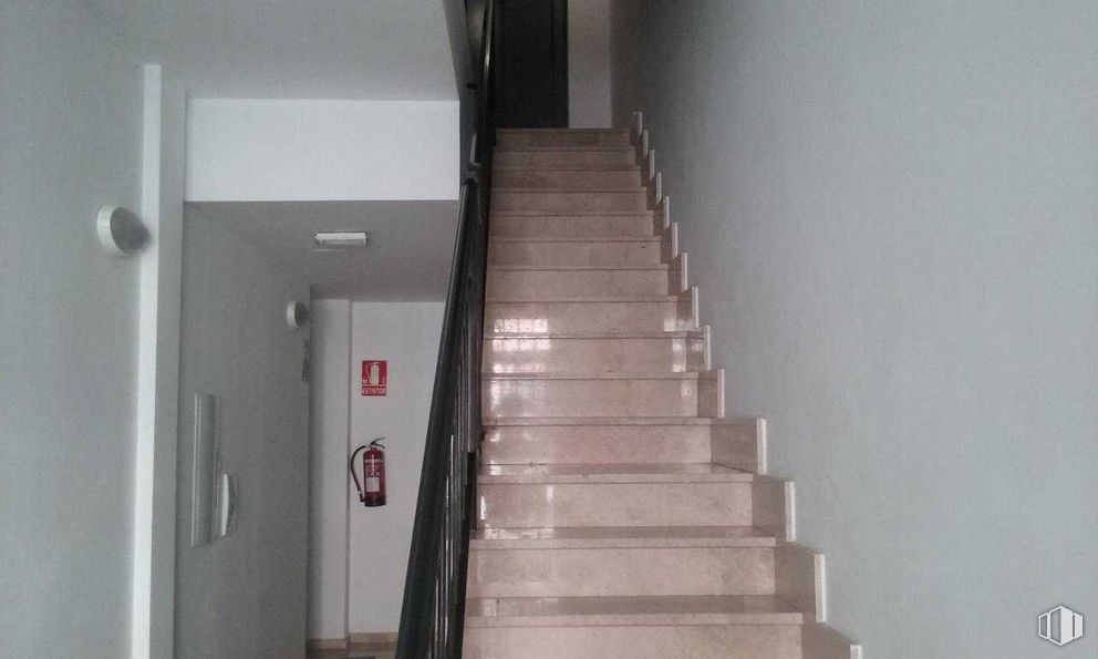 Office for sale at Calle Santiago Fuente, Bargas, Toledo, 45593 with fixture, stairs, building, wood, door, flooring, hardwood, gas, handrail and composite material around