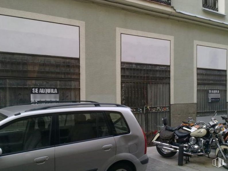 Local en venta en Calle San Pedro, Centro, Madrid, 28014 con rueda, motocicleta, coche, ventana, neumático, vehículo terrestre, vehículo, vehículo de motor, iluminación automotriz y neumático automotriz alrededor