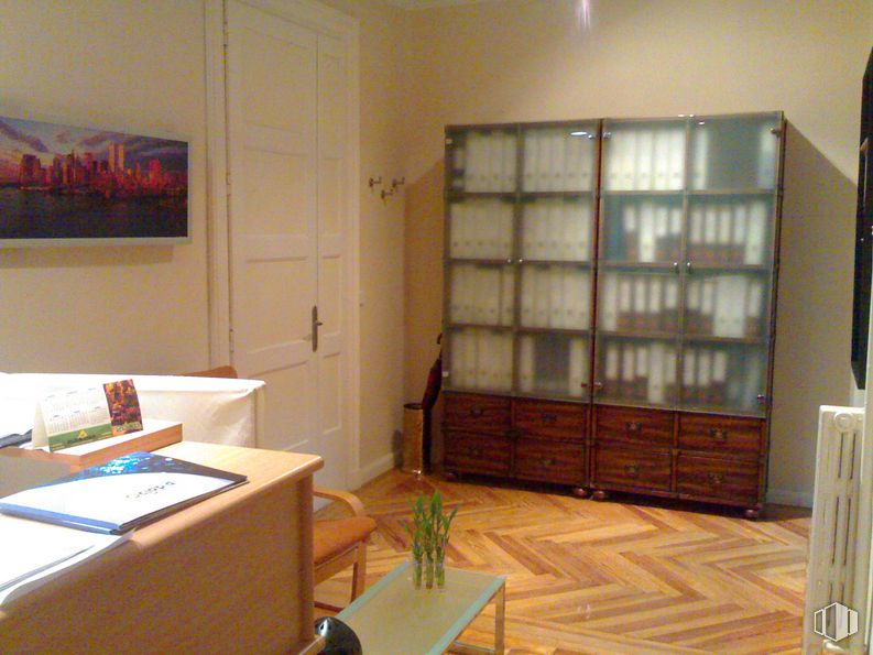 Oficina en alquiler en Calle Velázquez, 59, Salamanca, Madrid, 28001 con alacena, mesa, mueble, ebanistería, madera, diseño de interiores, ventana, marco, cajón, estantería y estante alrededor