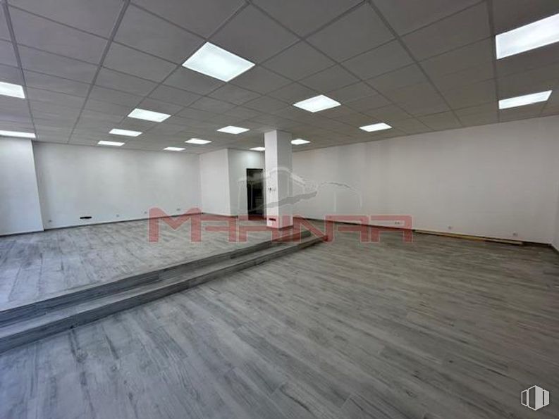 Retail for rent at Centro, Seseña, Toledo, 45223 with light fixture, lighting, hall, wood, flooring, floor, fixture, ceiling, composite material and building around