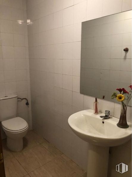 Retail for rent at Calle Emilio Sánchez Vera, Cuenca, 16002 with toilet, sink, vase, mirror, property, tap, building, bathroom sink, plumbing fixture and bathroom around