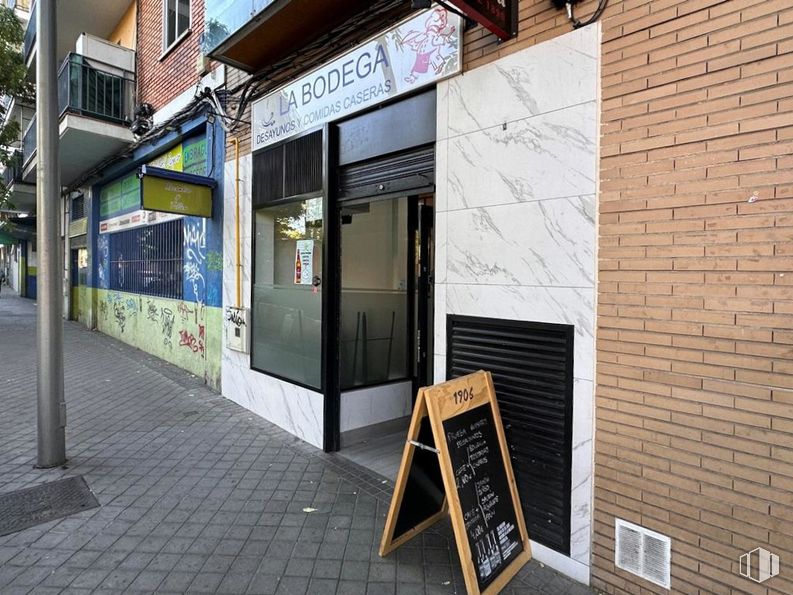 Local en venta en Avenida Carabanchel Alto, 86, Carabanchel, Madrid, 28044 con ventana, edificio, superficie de la carretera, pared, acera, fachada, ciudad, casa, carretera y diseño urbano alrededor