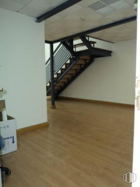 Office for rent at Calle Conde de Vilches, Salamanca, Madrid, 28028 with flooring, wood, floor, stairs, wood flooring, interior design, hardwood, wood stain, handrail and laminate flooring around