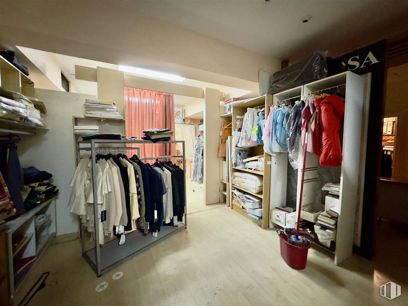 Retail for rent at Calle Trinidad, Talavera de la Reina, Toledo, 45600 with wardrobe, clothing, outerwear, clothes hanger, shelf, interior design, t-shirt, floor, closet and flooring around