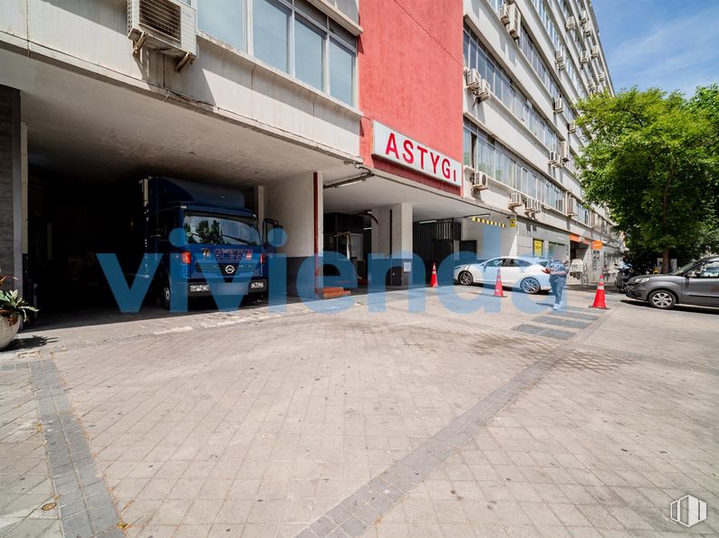 Retail for sale at Calle San Romualdo, San Blas - Canillejas, Madrid, 28037 with car, wheel, building, tire, vehicle, window, road surface, plant, automotive tire and asphalt around