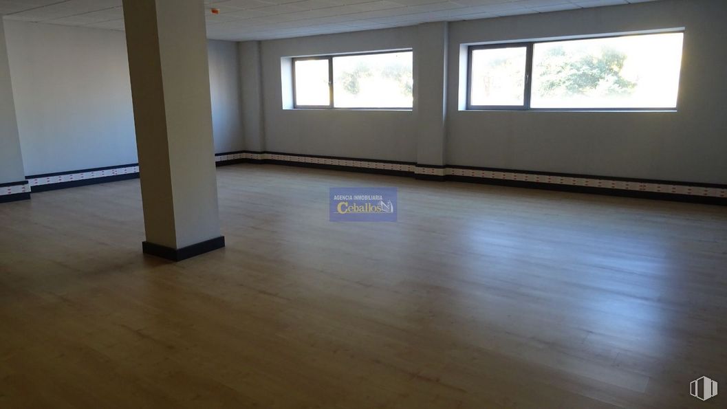 Office for sale at Calle Francisco Aritio, Guadalajara, 19004 with window, building, hall, wood, flooring, floor, fixture, shade, hardwood and house around