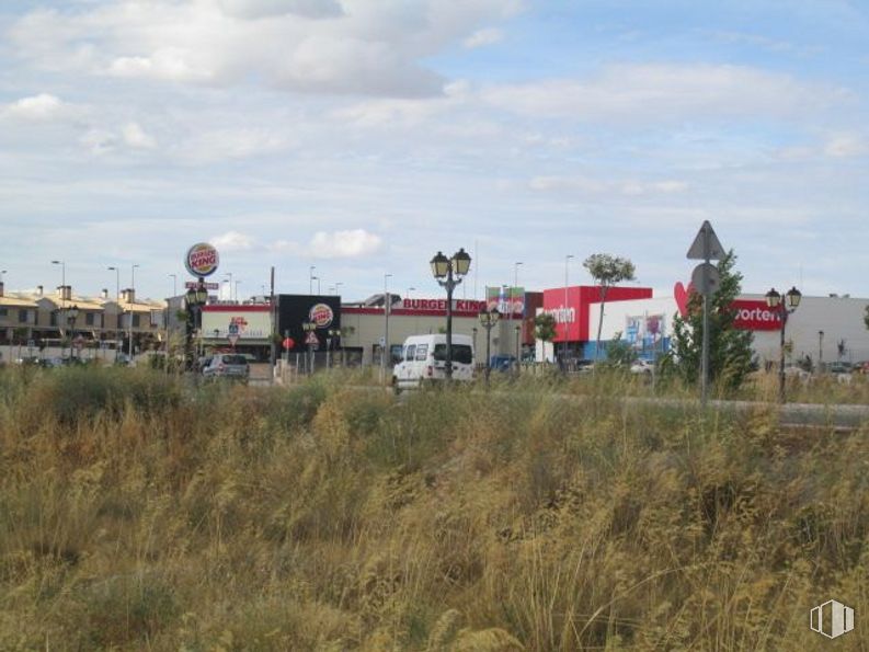 Land for sale at Calle Teresa de Calcuta, Ávila, 05004 with building, cloud, sky, plant, plant community, land lot, tree, car, plain and grass around