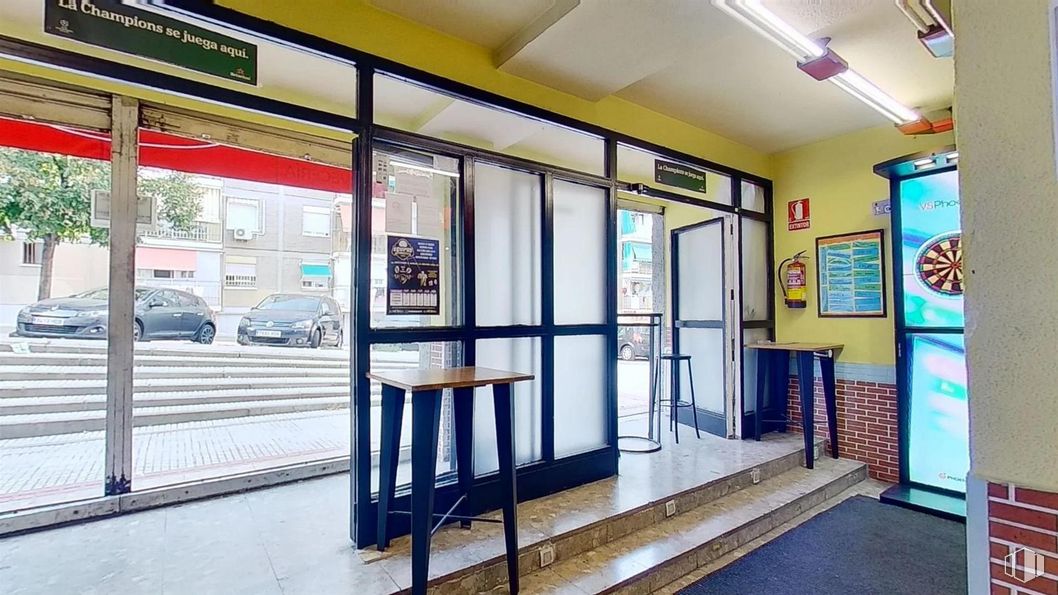 Local en venta en Plaza Brasil, Alcorcón, Madrid, 28921 con mesa, accesorio, alumbrado, rueda, puerta, suelos, neumático, gas, vidrio y planta de interior alrededor