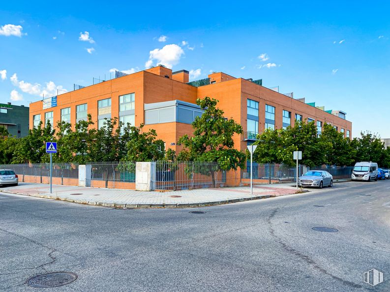 Oficina en alquiler en Calle Pedrezuela, 4, Alcorcón, Madrid, 28925 con edificio, nube, cielo, coche, ventana, superficie de carretera, infraestructura, planta, asfalto y arquitectura alrededor