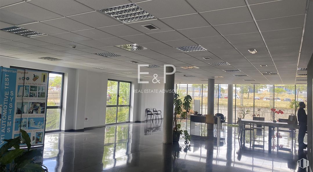 Oficina en alquiler y venta en Calle Margarita Salas, Leganés, Madrid, 28919 con persona, planta, accesorio, interiorismo, edificio, puerta, planta de interior, suelos, vidrio y ciudad alrededor