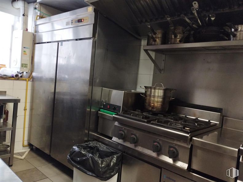 Retail for rent at Zona Chueca, Centro, Madrid, 28004 with refrigerator, kitchen appliance, gas stove, home appliance, bag, countertop, kitchen stove, cooktop, kitchen and interior design around