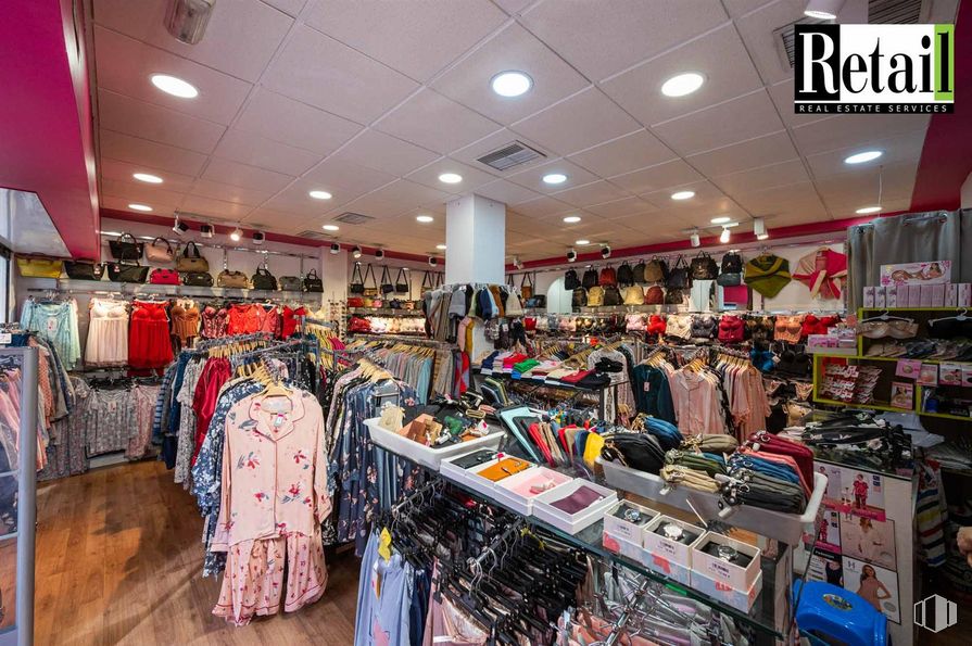 Retail for sale at Calle Bravo Murillo, 154, Tetuán, Madrid, 28020 with clothing, building, customer, interior design, retail, shopping, city, market, clothes hanger and sportswear around