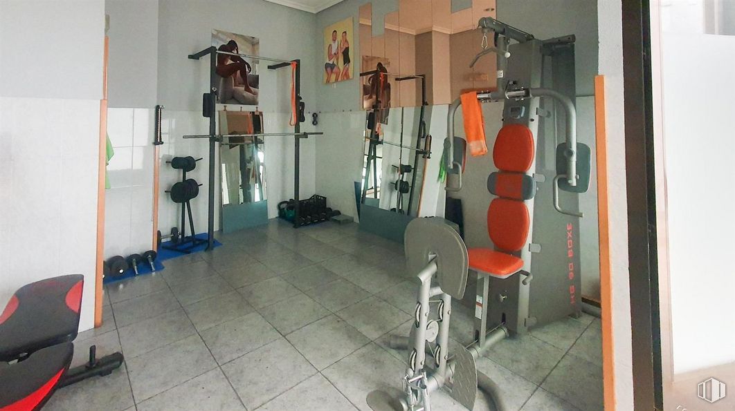 Retail for sale at Centro Comercial Alameda, Zona centro, Fuente el Saz de Jarama, Madrid, 28140 with crossfit, building, interior design, floor, flooring, gym, exercise machine, physical fitness, weightlifting machine and wood around