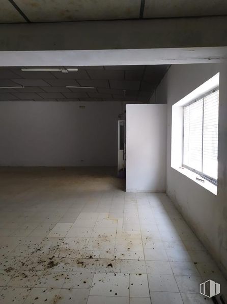 Nave en venta en Avenida Dos de Mayo, Mocejón, Toledo, 45270 con ventana, persiana de la ventana, lámpara, edificio, accesorio, hall, suelo, suelos, material compuesto y madera alrededor