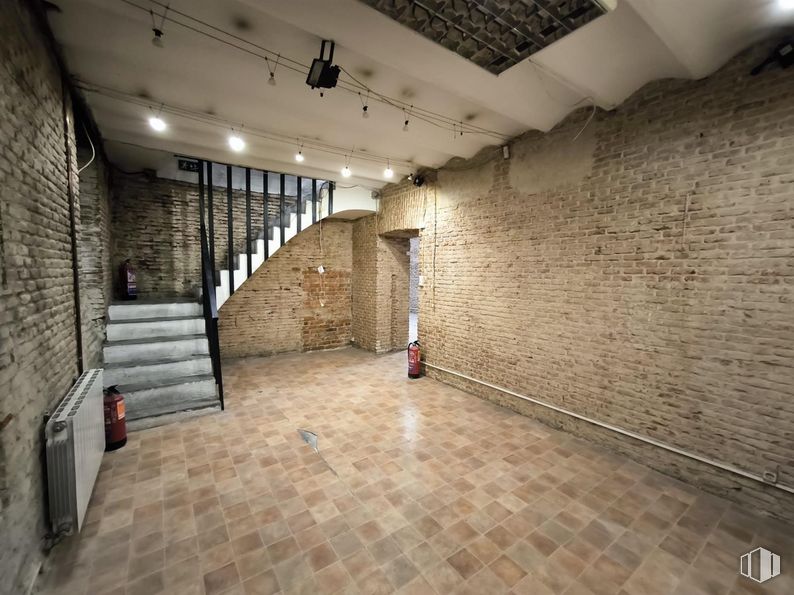 Retail for rent at Calle Apodaca, Centro, Madrid, 28004 with wall, flooring, floor, composite material, brick, brickwork, ceiling, concrete, tile and basement around