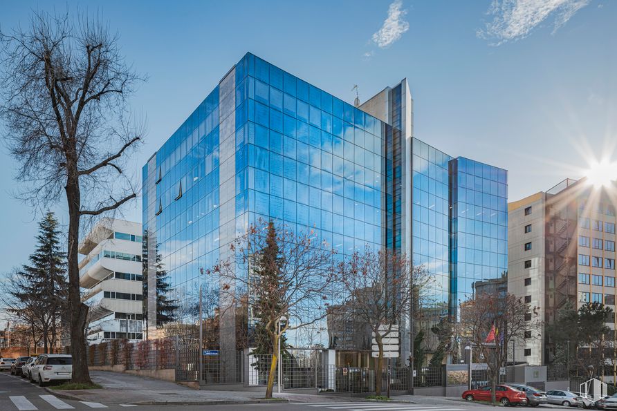 Oficina en alquiler en Ramírez de Arellano, 15, Ciudad Lineal, Madrid, 28043 con edificio, cielo, propiedad, nube, árbol, luz de la calle, rascacielos, ventana, bloque de torre y diseño urbano alrededor