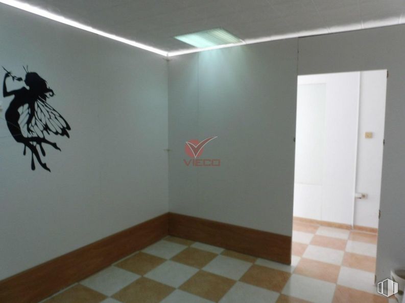 Retail for sale at Zona Hospitales, Cuenca, 16003 with animal, property, black, building, tile flooring, interior design, flooring, fixture, wood and art around