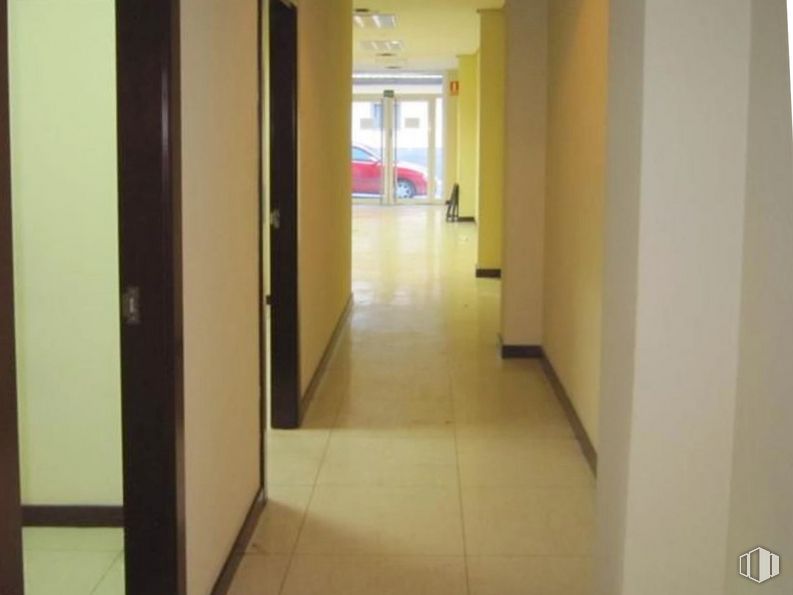 Retail for sale & for rent at Centro urbano, Getafe, Madrid, 28901 with fixture, building, door, wood, hall, floor, flooring, automotive exterior, ceiling and vehicle door around