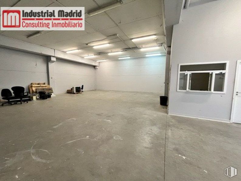 Nave en venta en Polígono Industrial San Fernando, San Fernando de Henares, Madrid, 28830 con ventana, edificio, pasillo, piso, pavimento, mesa, aparcamiento, techo, espacio y evento alrededor