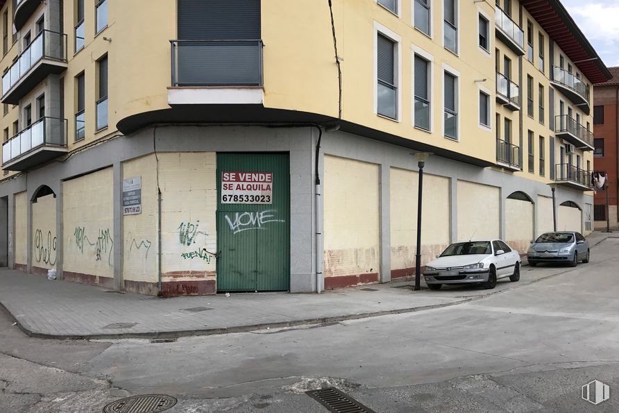 Retail for sale & for rent at Calle Puerta Huerta, 1, Ocaña, Toledo, 45300 with car, door, building, window, property, vehicle, automotive parking light, road surface, asphalt and neighbourhood around