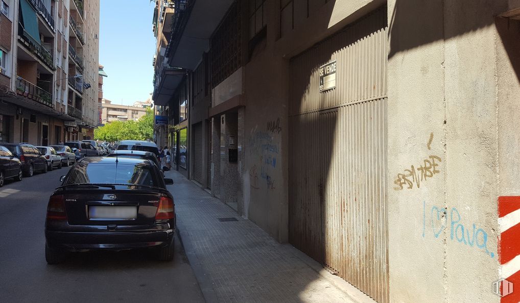 Retail for sale at Calle General Cuesta, 6, Talavera de la Reina, Toledo, 45600 with car, building, automotive parking light, automotive tail & brake light, vehicle registration plate, vehicle, automotive lighting, infrastructure, motor vehicle and road surface around