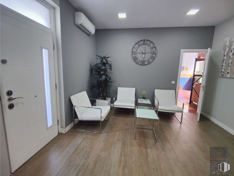 Nave en venta en Polígono Industrial Neinor, Leganés, Madrid, 28914 con puerta, silla, reloj, planta de interior, mesa, edificio, marco, madera, interiorismo y suelo alrededor