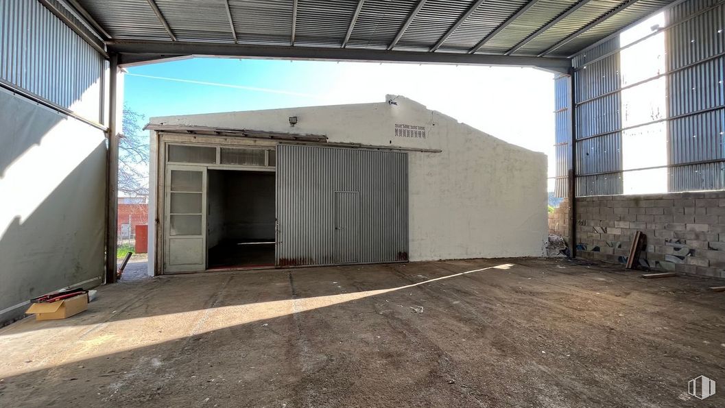 Industrial for rent at Calle Diciembre, San Blas - Canillejas, Madrid, 28022 with door, window, property, asphalt, wood, fixture, shade, road surface, composite material and facade around