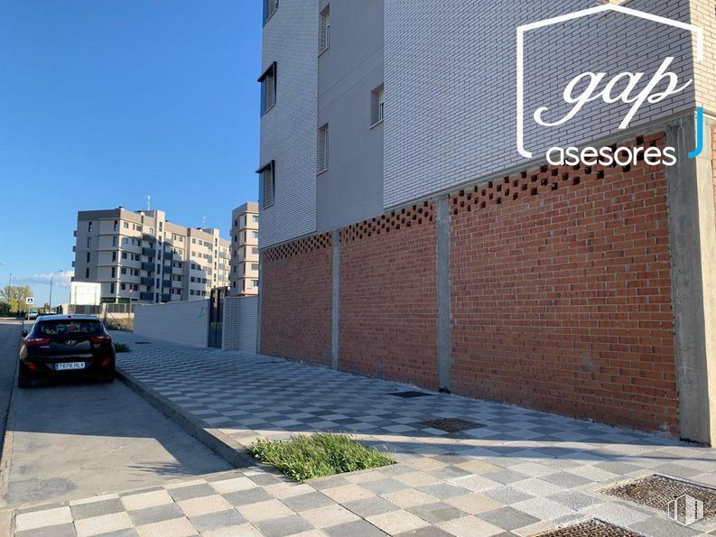 Local en alquiler en Calle Infanta Paz de Borbón, Cuenca, 16003 con coche, edificio, vehículo terrestre, cielo, vehículo, rueda, neumático, superficie de carretera, planta y ladrillo alrededor