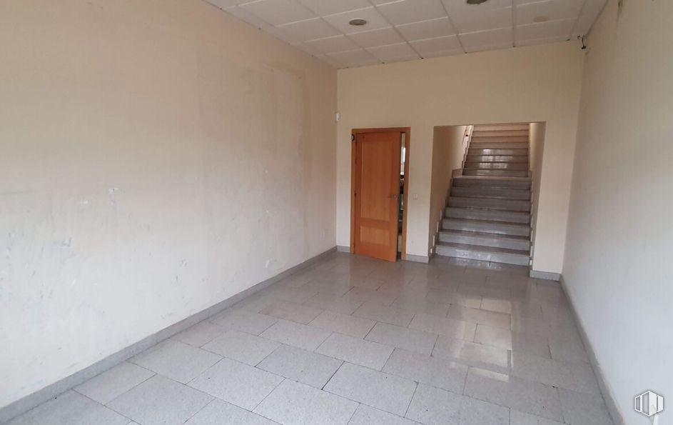 Industrial for sale at Calle Cava, Torrelaguna, Madrid, 28180 with door, flooring, floor, wall, wood, ceiling, tile flooring, room, wood stain and building material around