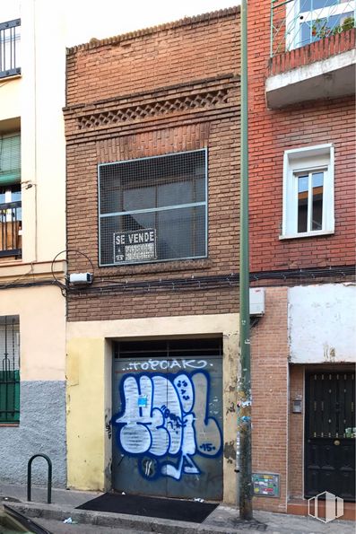 Retail for sale at Calle Teresa Maroto, 6, Puente de Vallecas, Madrid, 28053 with window, building, daytime, property, blue, architecture, brickwork, brick, neighbourhood and city around