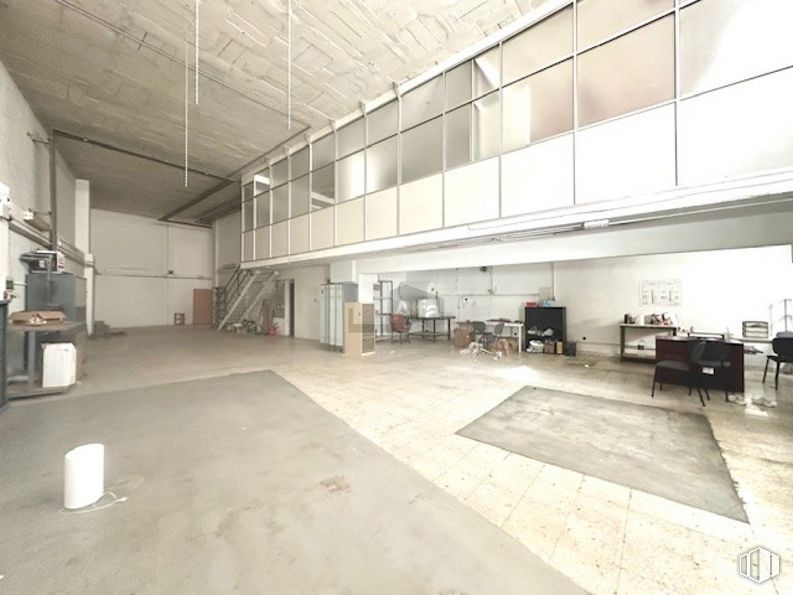 Nave en venta en Polígono Industrial Julián Camarillo, San Blas - Canillejas, Madrid, 28037 con propiedad, suelos, edificio, suelo, hall, accesorio, edificio comercial, vidrio, condominio y silla alrededor