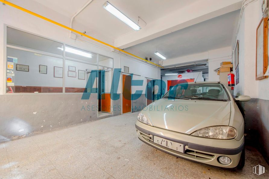 Local en venta en Calle Matilde Landa, Tetuán, Madrid, 28029 con coche, lámpara, alumbrado, matrícula, luz de estacionamiento, vehículo, capó, iluminación del automóvil, ventana y vehículo de motor alrededor