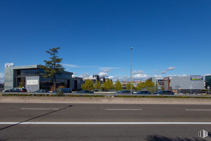 Oficina en alquiler en Edificio 1 Tribeca, Avenida Fuencarral, 44, Alcobendas, Madrid, 28108 con edificio, luz de la calle, nube, cielo, planta, superficie de la carretera, asfalto, árbol, vía pública y barrio residencial alrededor