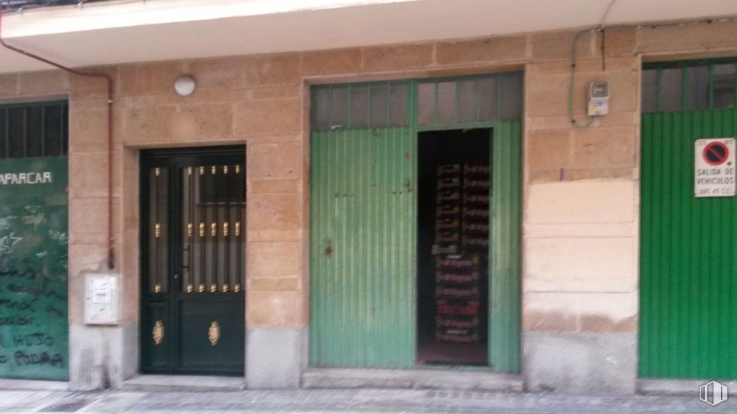 Local en venta en Calle Morillo, Segovia, 40002 con puerta, accesorio, madera, puerta de casa, fachada, tintes y matices, sombra, material compuesto, ladrillo y edificio alrededor