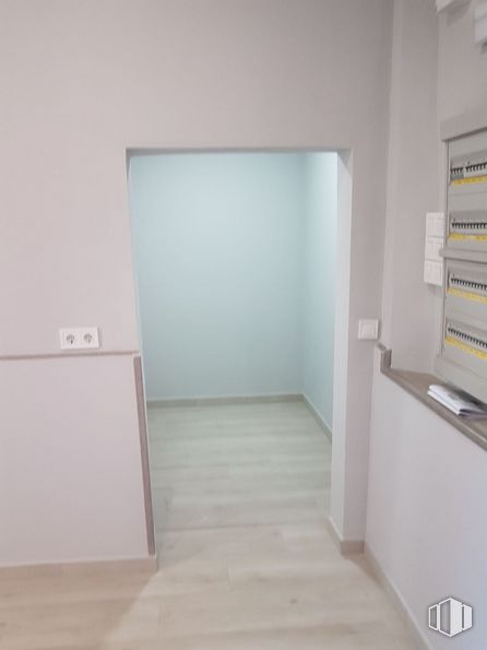 Local en venta en Calle Hermosilla, Salamanca, Madrid, 28009 con accesorio, estante, madera, suelos, suelo, pintura, estantería, madera dura, edificio y escayola alrededor