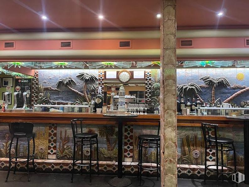 Retail for sale & for rent at Zona centro, Sepúlveda, Segovia, 40300 with chair, stool, interior design, restaurant, ceiling, bar, pub, bar stool and houseplant around