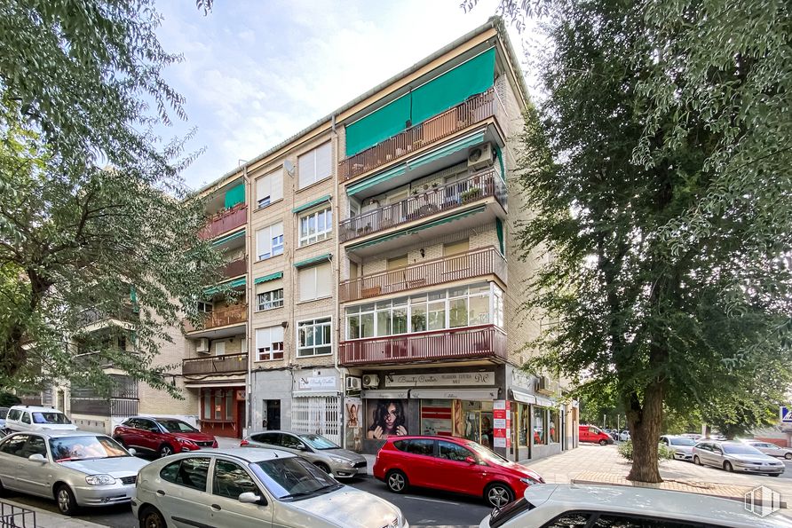 Retail for sale at Calle Pablo Casal, Parla, Madrid, 28980 with car, building, window, apartment, neighbourhood, residential area, condominium, automotive parking light, mixed-use and family car around