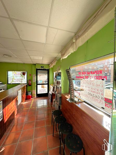 Retail for rent at Pasaje Campiña, Azuqueca de Henares, Guadalajara, 19200 with interior design, building, chair, flooring, television, floor, ceiling, wood, houseplant and hardwood around