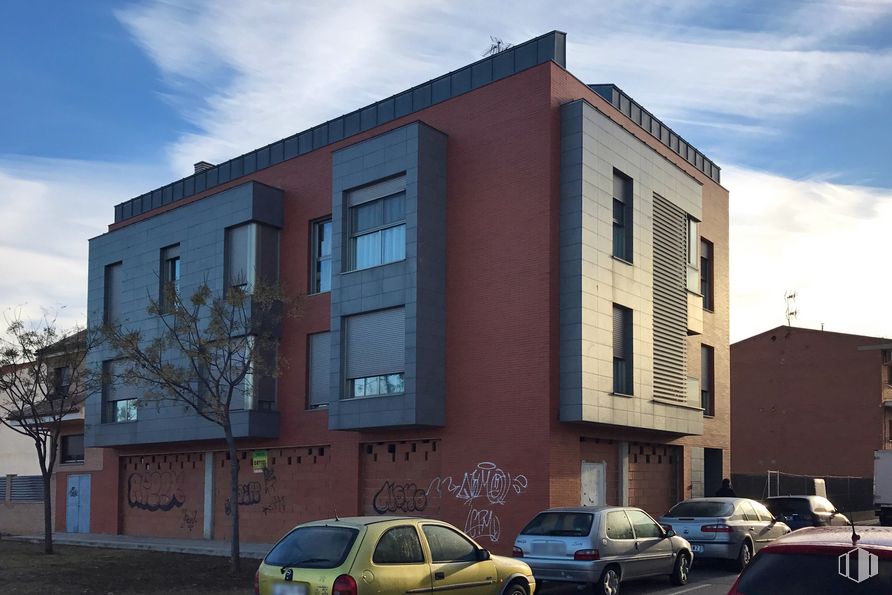 Local en alquiler y venta en Calle Marcelino Orozco, 24, Azuqueca de Henares, Guadalajara, 19200 con coche, edificio, ventana, nube, luz de estacionamiento automotriz, cielo, neumático, rueda, vehículo terrestre y vehículo alrededor