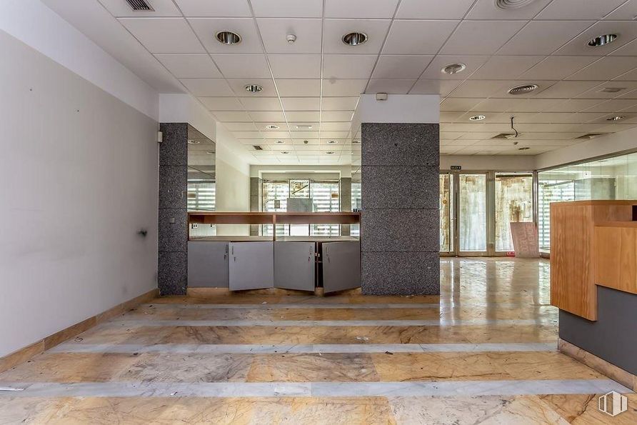 Retail for sale at Plaza Pablo Picasso, Alcobendas, Madrid, 28100 with window, fixture, building, lighting, interior design, wood, hall, door, flooring and floor around