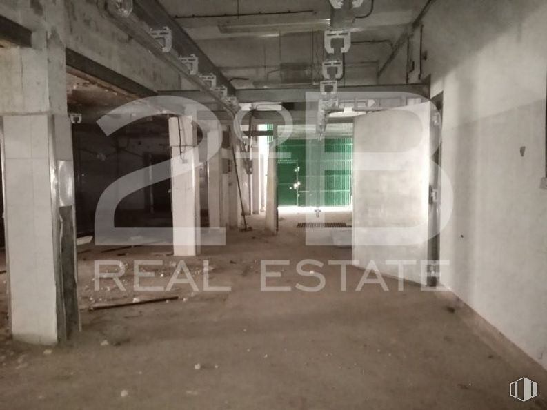 Industrial for sale at Casco urbano, La Puebla de Almoradiel, Toledo, 45840 with fixture, floor, composite material, building, gas, city, concrete, flooring, building material and ceiling around