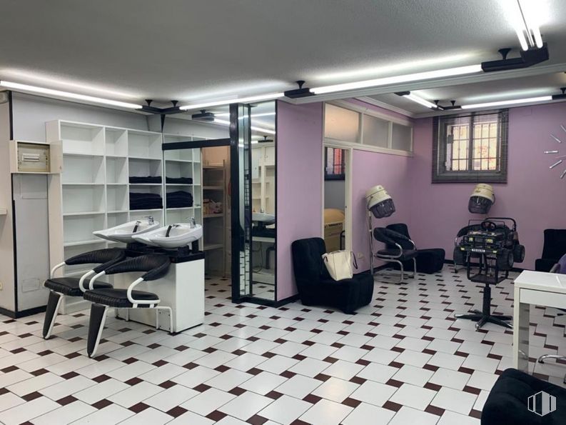 Retail for sale at Calle Ventura Rodríguez, 1, San Lorenzo de El Escorial, Madrid, 28200 with chair, window, furniture, property, lighting, interior design, office chair, flooring, floor and wall around