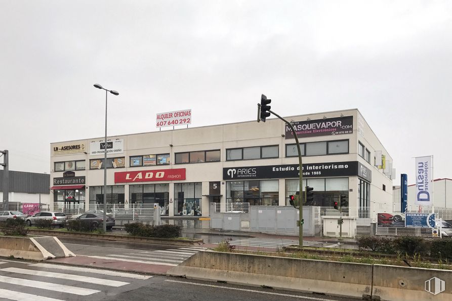 Retail for rent at Avenida Madrid, Arganda del Rey, Madrid, 28500 with building, sky, window, plant, cloud, street light, gas, facade, city and electricity around