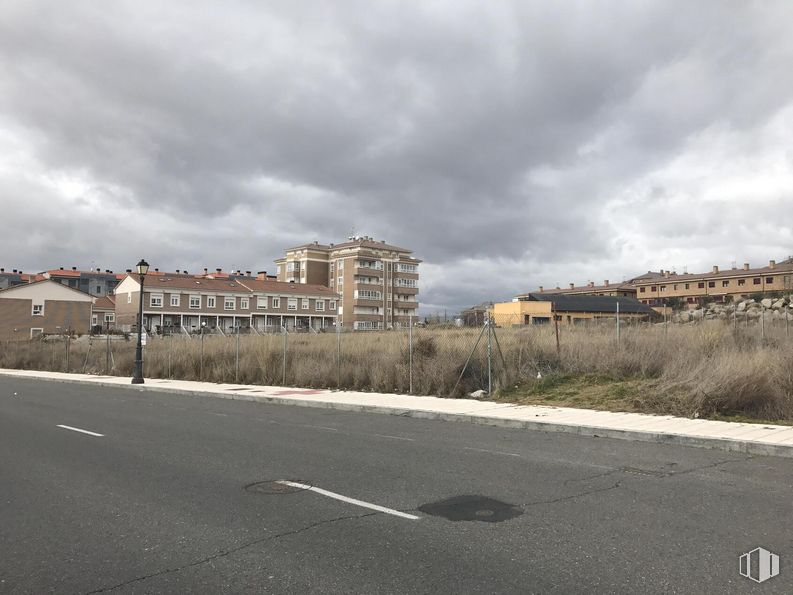 Land for sale at Avenida España, Ávila, 05004 with building, cloud, sky, plant, window, asphalt, road surface, residential area, tree and tar around