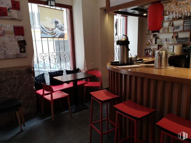 Retail for rent at Calle Torrecilla del Leal, Centro, Madrid, 28012 with stool, window, chair, kitchen & dining room table, table, property, furniture, lighting, interior design and wood around