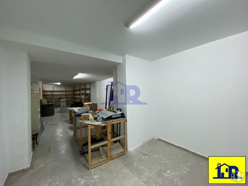 Local en alquiler y venta en Zona centro, Cuenca, 16002 con lámpara, alumbrado, escritorio, suelos, techo, suelo, interiorismo, habitación, hall y diseño alrededor