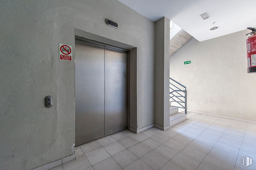 Office for rent at Edificio Data, Calle Sepúlveda, 17, Alcobendas, Madrid, 28100 with door, fixture, composite material, automotive exterior, ceiling, concrete, space, flooring, facade, aluminium and glass around