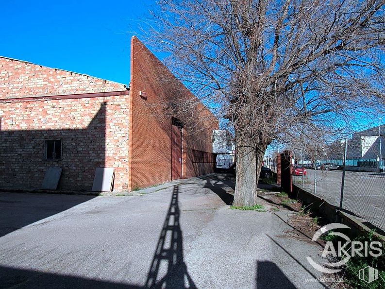 Industrial for sale at Calle Río Torviscal, Toledo, 45007 with house, sky, daytime, building, road surface, brick, neighbourhood, plant, tree and wall around