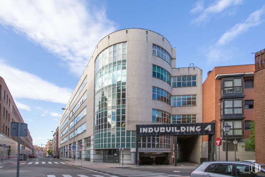 Industrial for rent at Edificio Indubuilding, Calle Tomás Bretón, Arganzuela, Madrid, 28045 with building, window, cloud, sky, daytime, tower block, urban design, condominium, residential area and city around